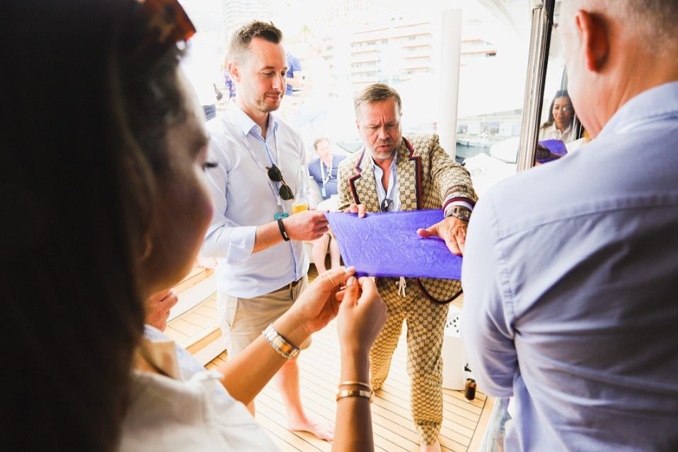 Richard Stooker performing close-up magic at the Monaco harbour