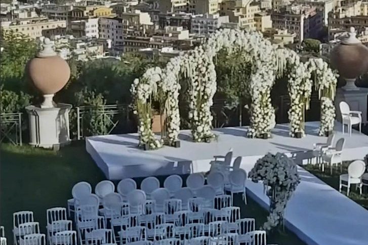 The Millionaire Magician entertaining wedding guests