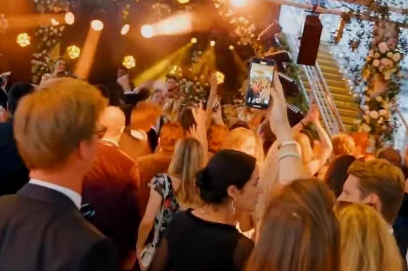 Close-up wedding magic for guests